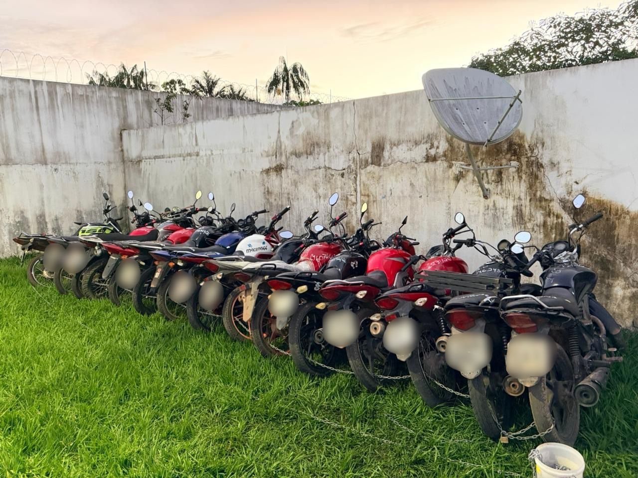 População entrega 17 motos roubadas à polícia após descobrirem golpe criminoso no Amazonas
