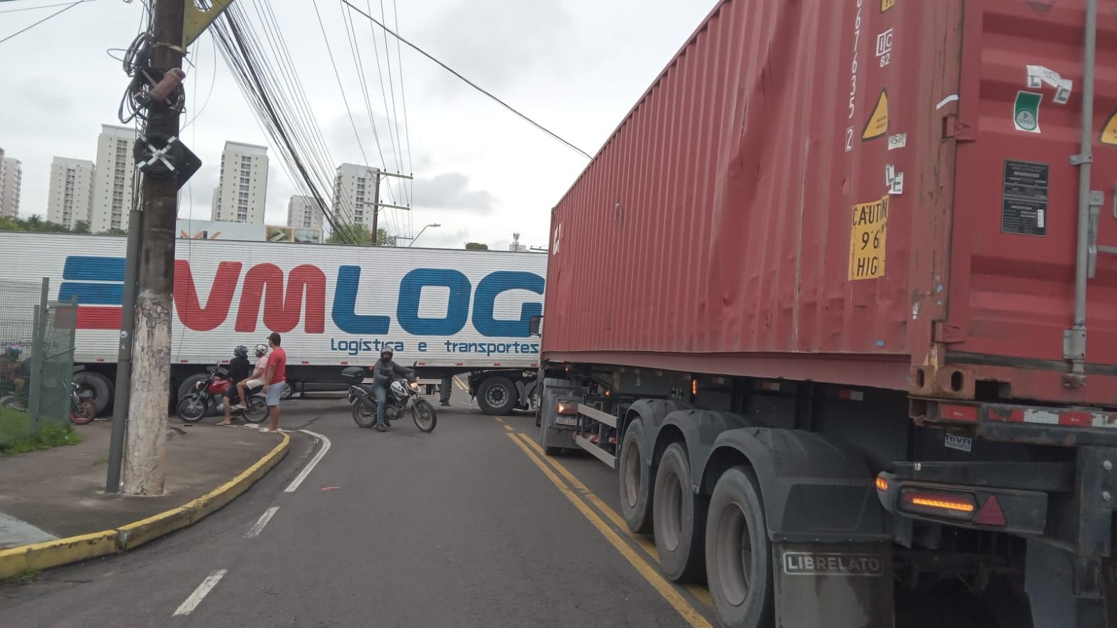 Pane mecânica em carreta causa retenção no trânsito da Avenida Pedro Teixeira