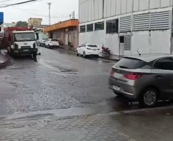 Vazamento de óleo toma avenida no Japiim e coloca motoristas em alerta em Manaus