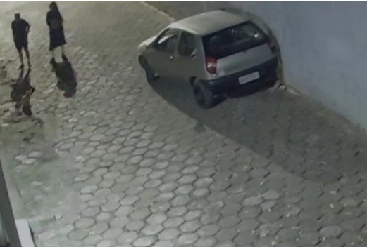 Assombração?: Carro se move sozinho ao lado de cemitério e deixa dono apavorado