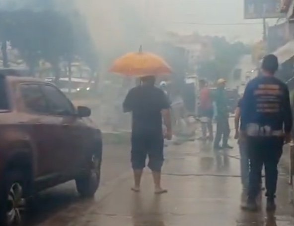 Caminhão-baú com carga de ovos pega fogo na Compensa; vídeo
