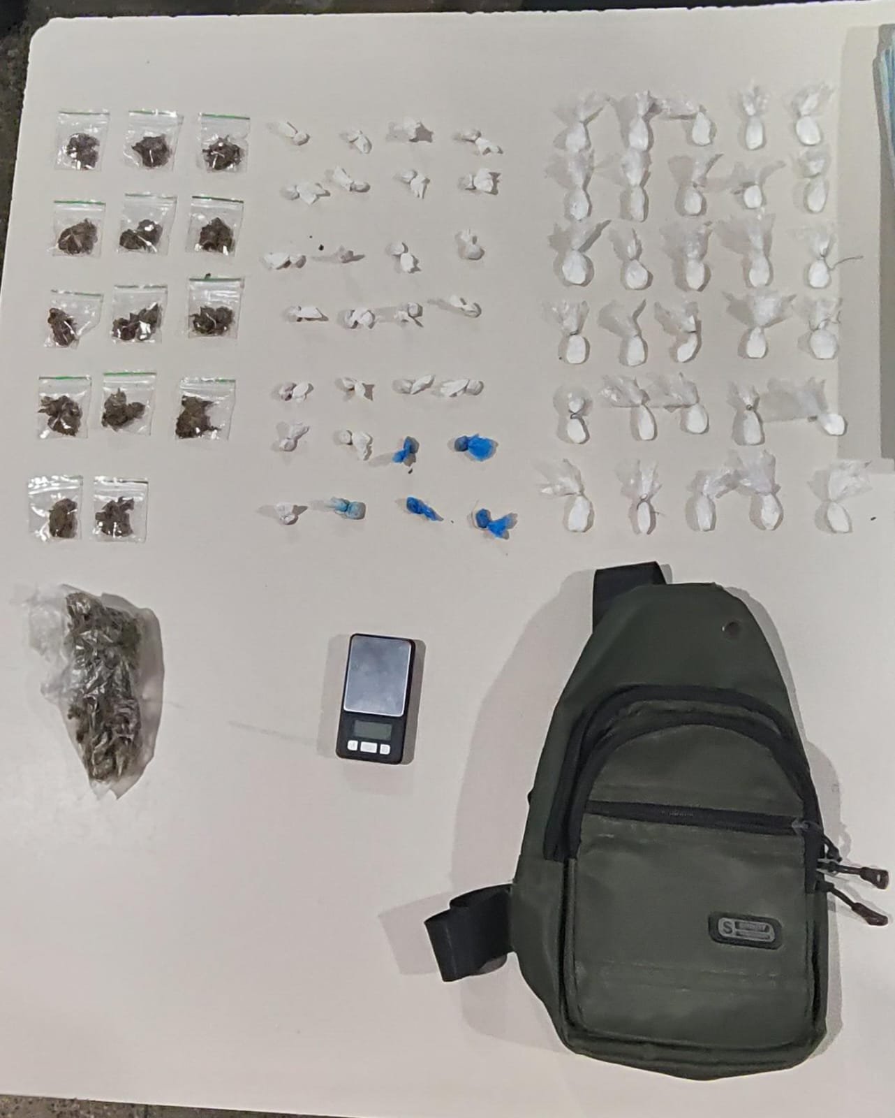Homem é preso com 72 porções de drogas após invadir casa da ex em Novo Airão