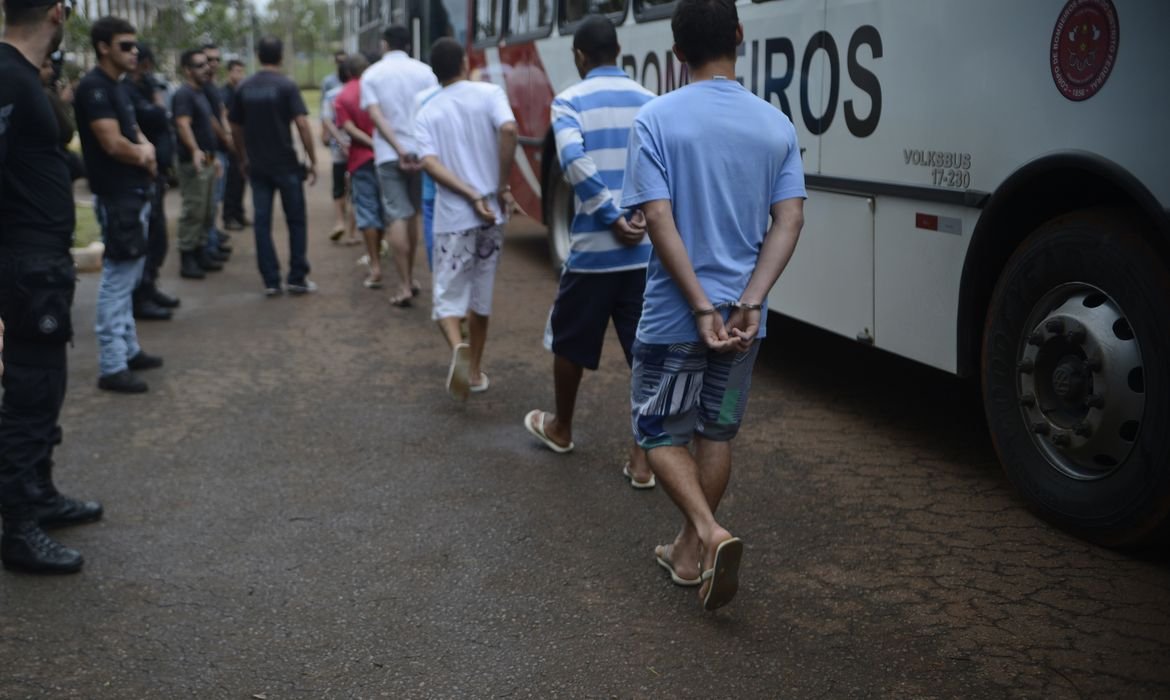 Redução da maioridade penal volta a ser debatida na CCJ nesta terça-feira