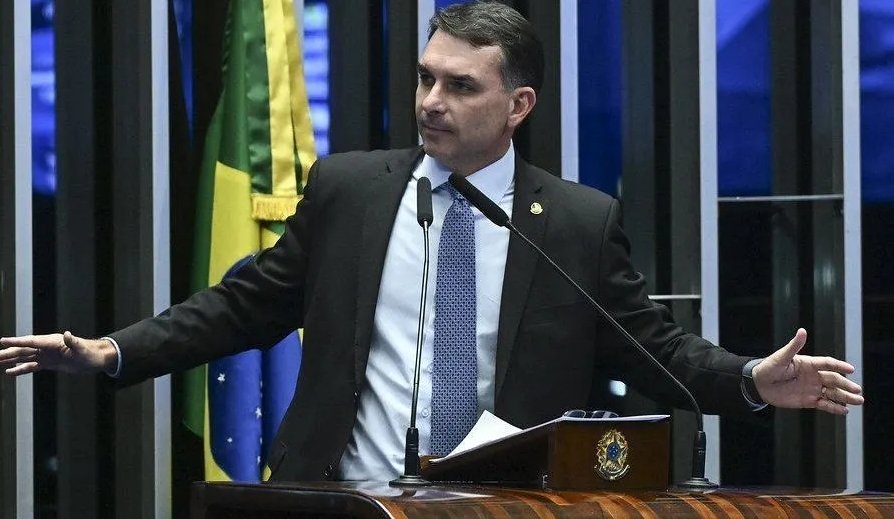 Flávio Bolsonaro visita Anderson Torres e defende anistia a condenados do 8/1