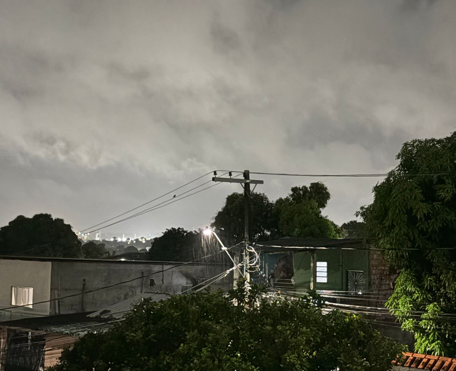 Chuva forte atinge Manaus e gera quase 40 chamados de emergência