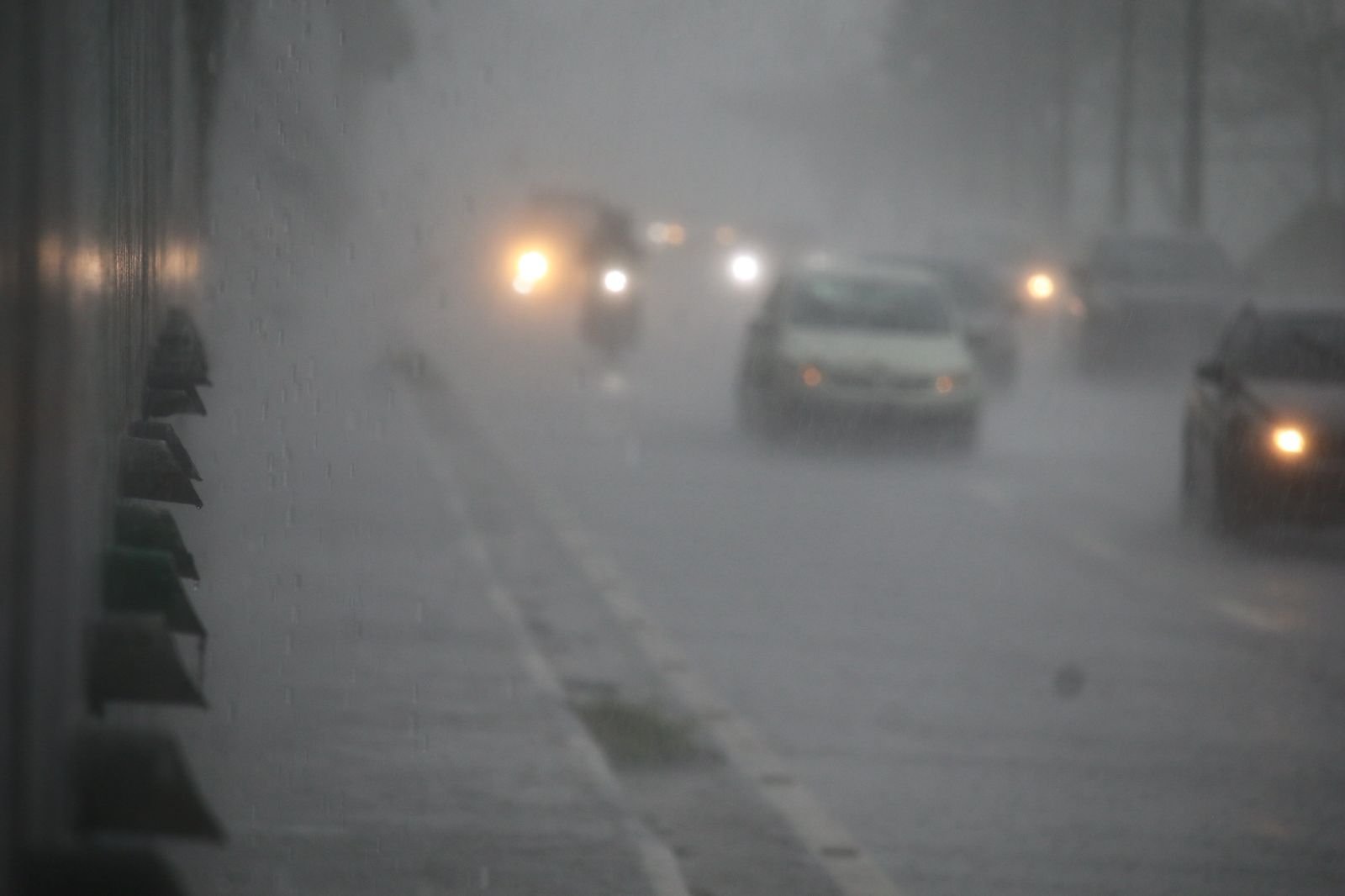 Segunda-feira começa com chuva forte e alerta de alagamentos em Manaus