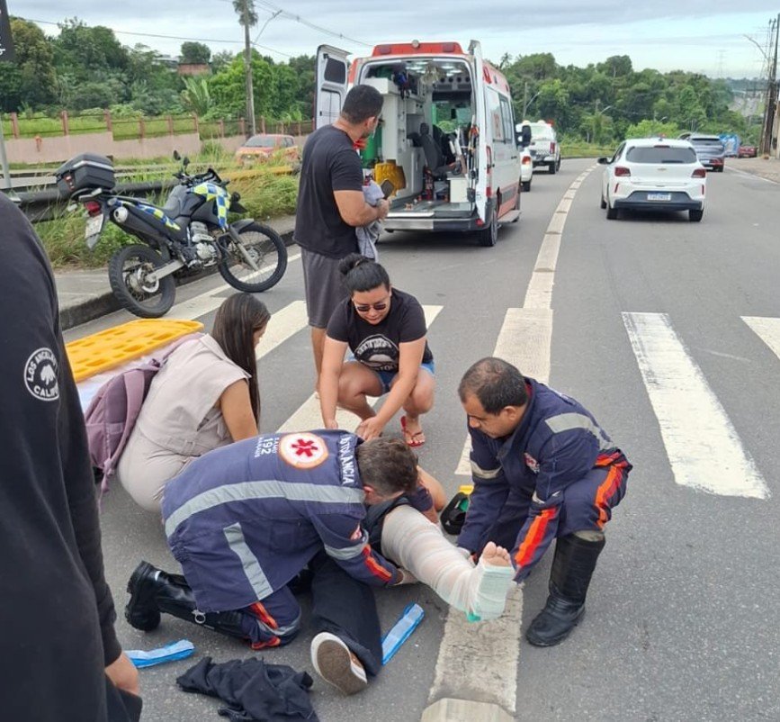 Acidente na Avenida das Torres deixa motociclista ferida e trânsito complicado