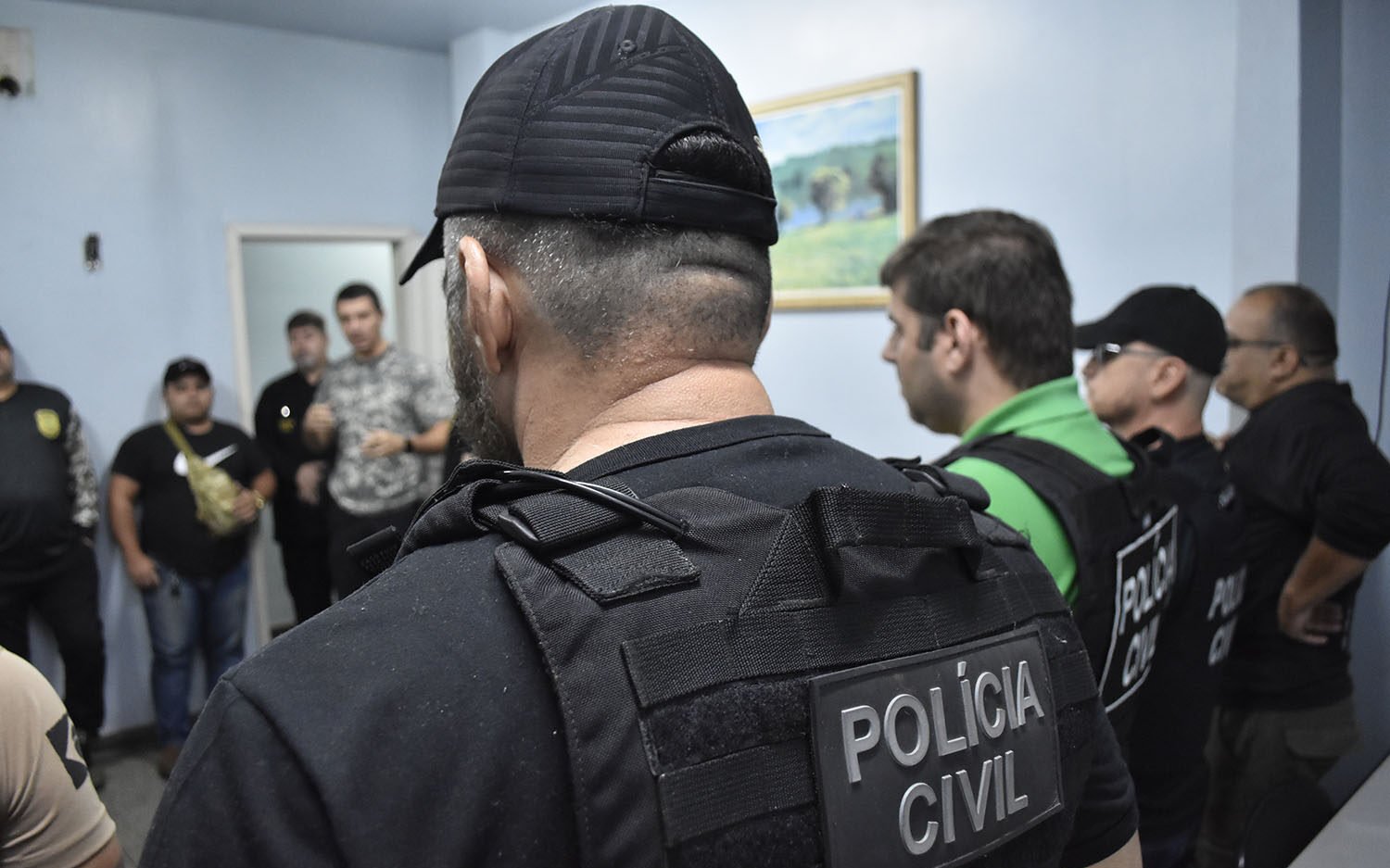 Megaoperação mira policiais suspeitos de envolvimento em crimes graves em Manaus