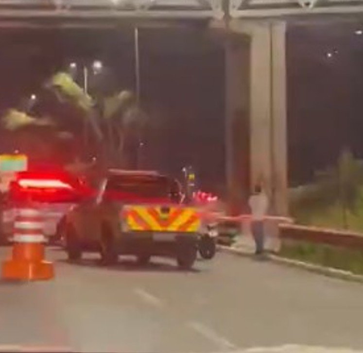 Mulher morre após tentar fugir de assalto e colidir com moto em mureta