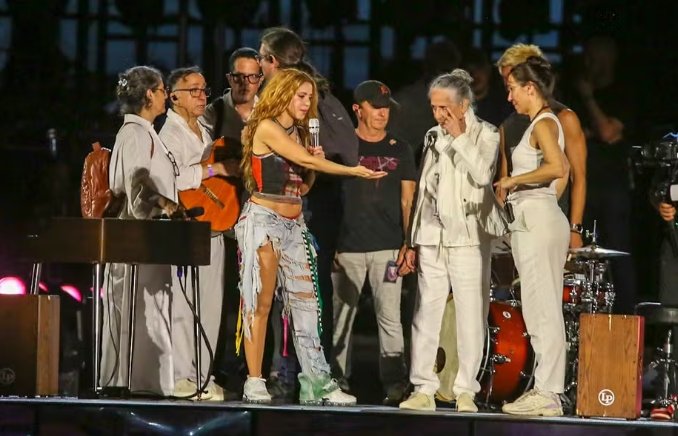 Shakira canta com Maria Bethânia e Caetano Veloso em ensaio no Rio