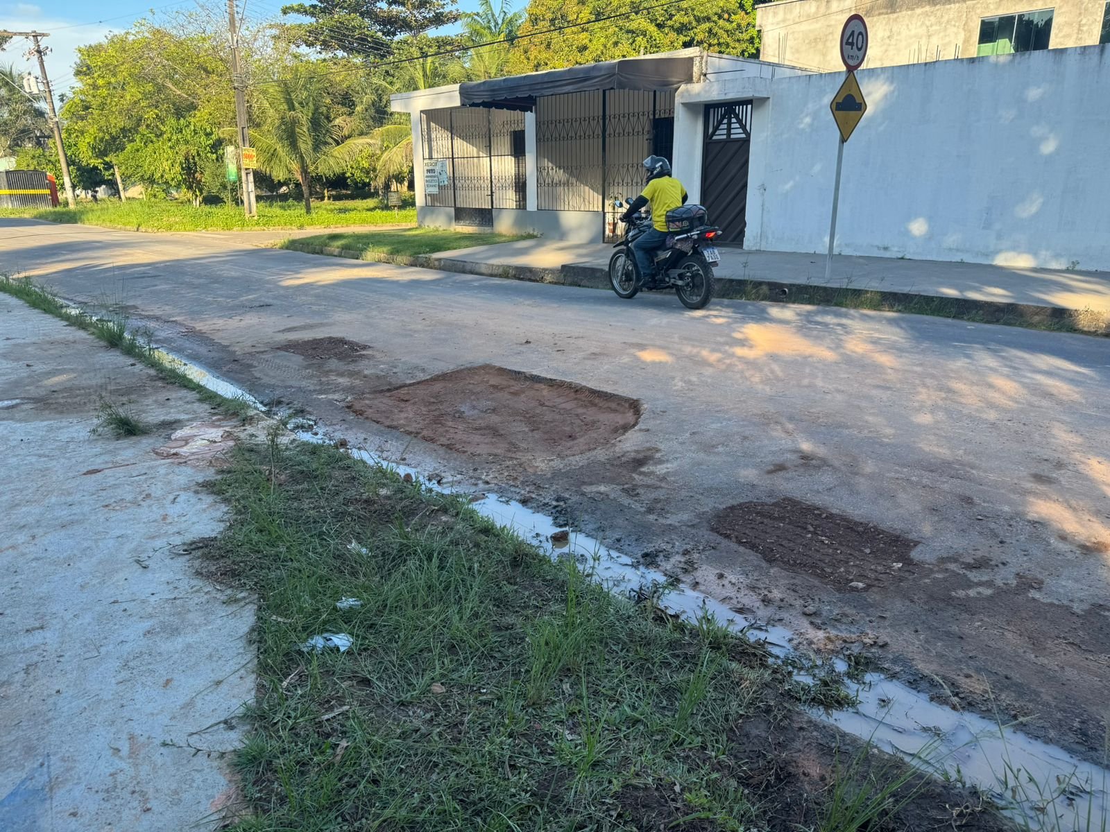 Ageman notifica Águas de Manaus por solo encharcado e asfalto mal feito em Manaus