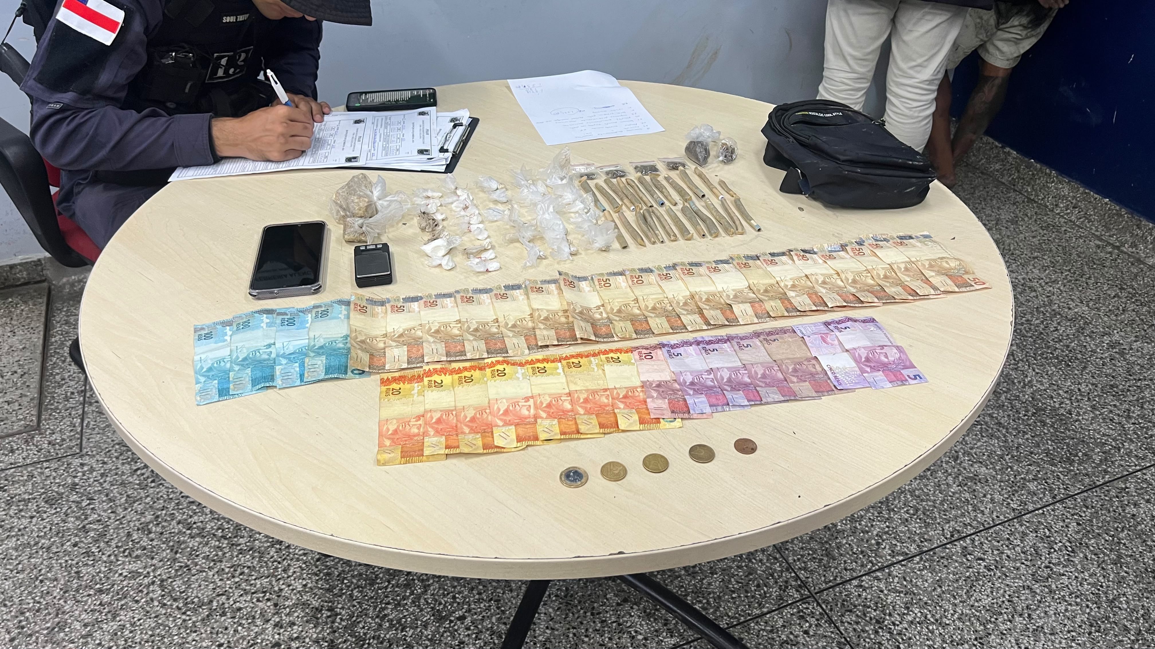 Homem tenta fugir da Força Tática, mas acabe preso com drogas e dinheiro no Tarumã