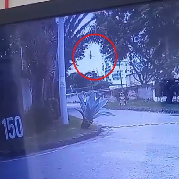 Câmera registra queda de helicóptero no RJ após colisão no ar com outra aeronave