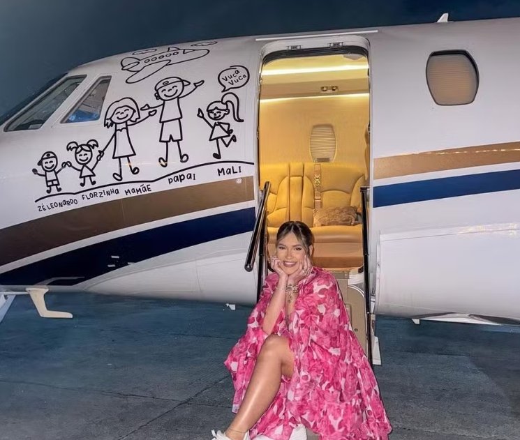 Virginia Fonseca pousa com jato em Manaus durante viagem internacional