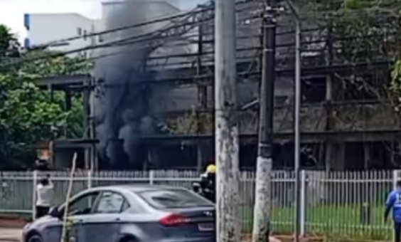 Incêndio atinge antigo prédio dos Correios no bairro Aleixo; vídeo