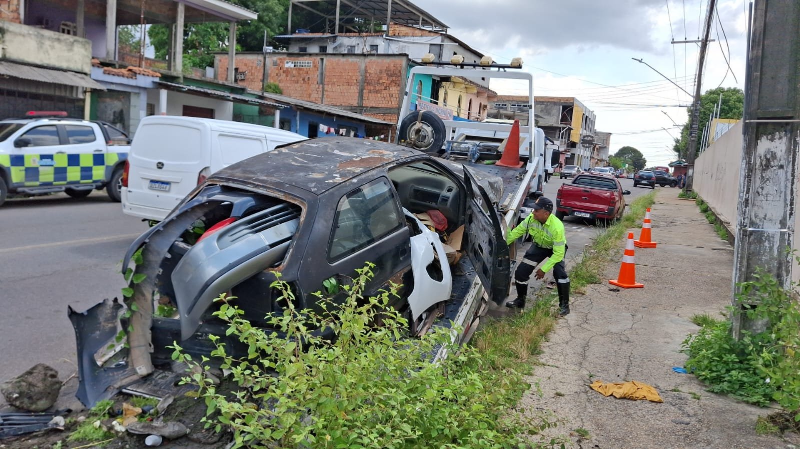 Operação guincha sucatas e elimina focos do mosquito da dengue em Manaus