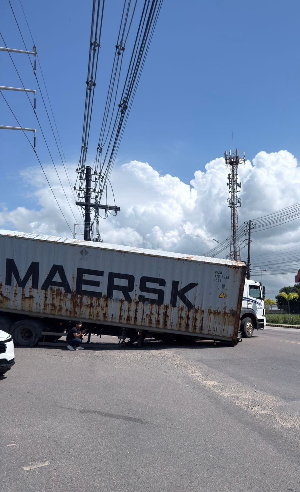 Contêiner despenca de caminhão e bloqueia avenida dos Oitis