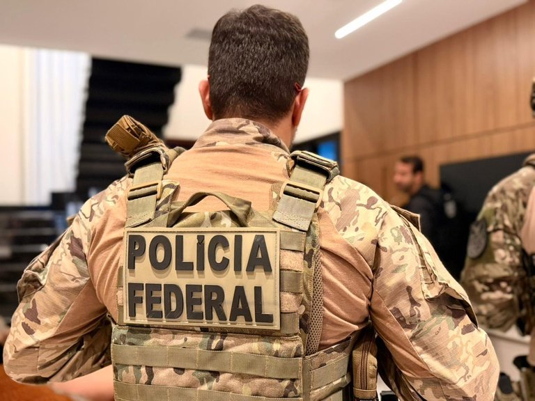 Operação da PF sobre roubo de ouro cumpre mandados em delegacia e condomínios de Manaus