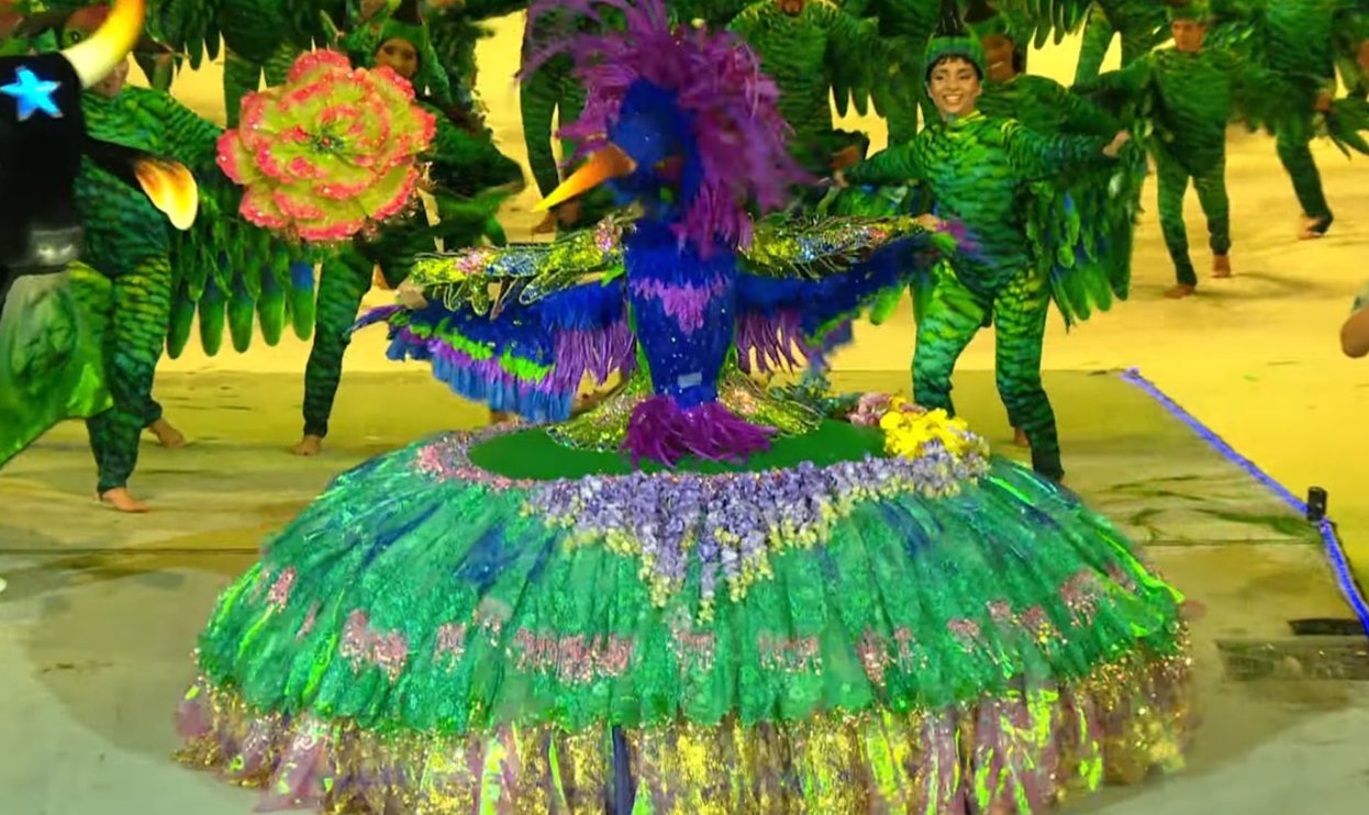 Ao som de 'Rostinho de Anjo', Valentina Cid se transforma em beija-flor no Bumbódromo de Parintins