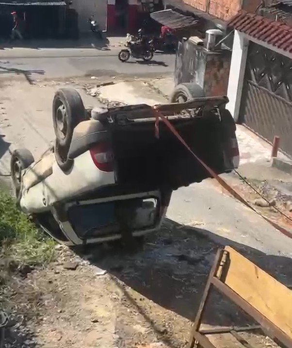 Carro capota ao tentar subir ladeira no Parque das Nações