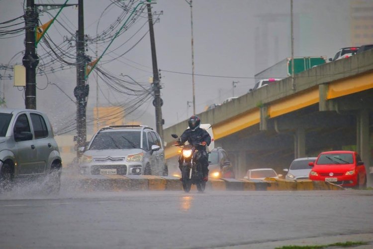 Tempo instável em Manaus traz risco de chuva e atenção redobrada no Rio Negro