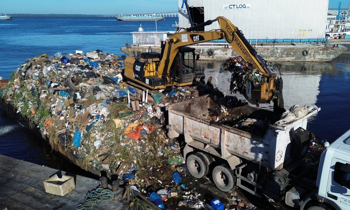 Operação retira 400 toneladas de resíduos da orla e igarapés de Manaus
