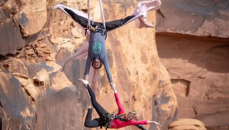 Andy Lewis, atleta que se apresentou com Madonna no Super Bowl, morre em salto de BASE jumping