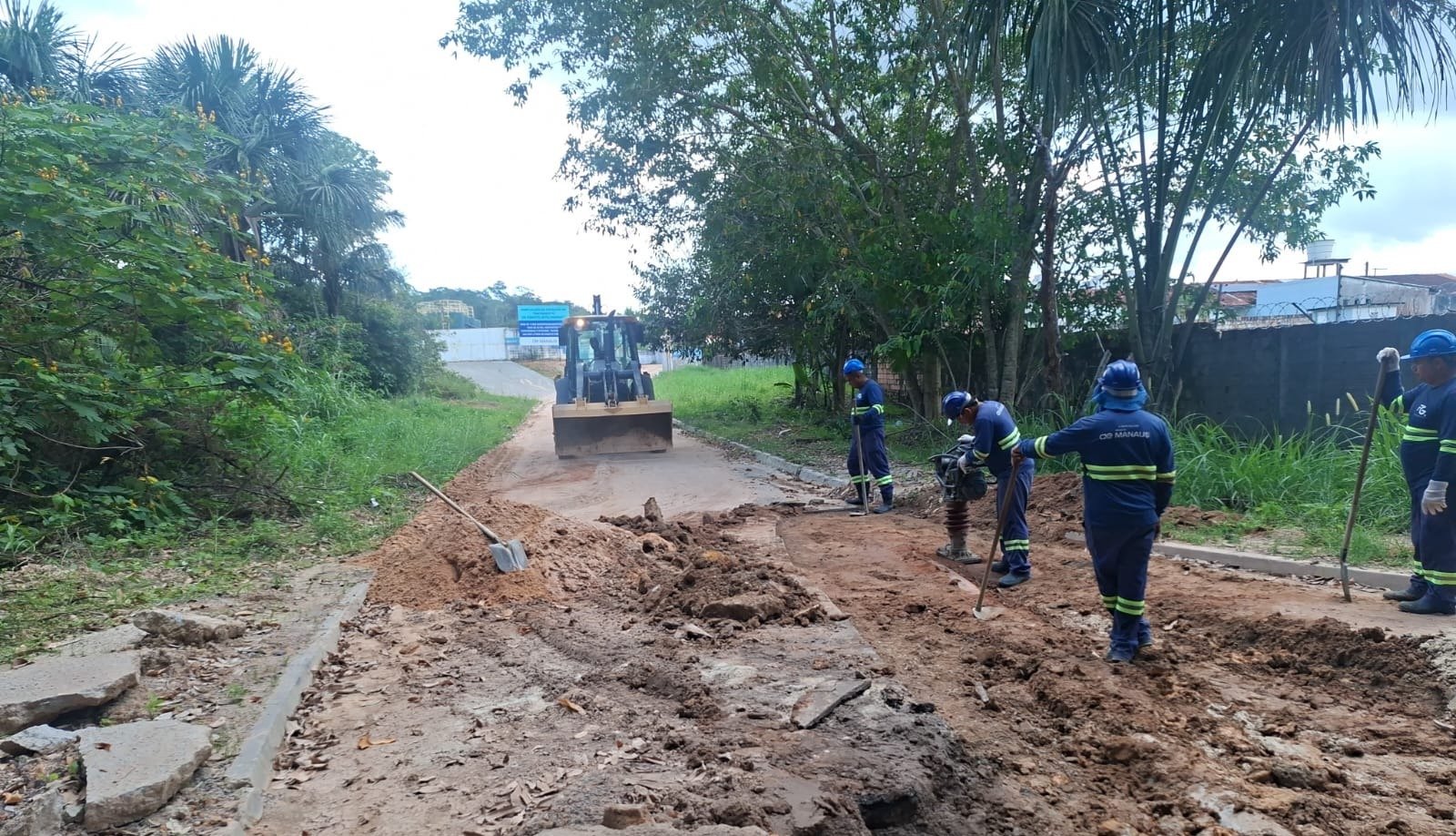 Águas de Manaus abre buracos sem licença no Lírio do Vale e acaba multada