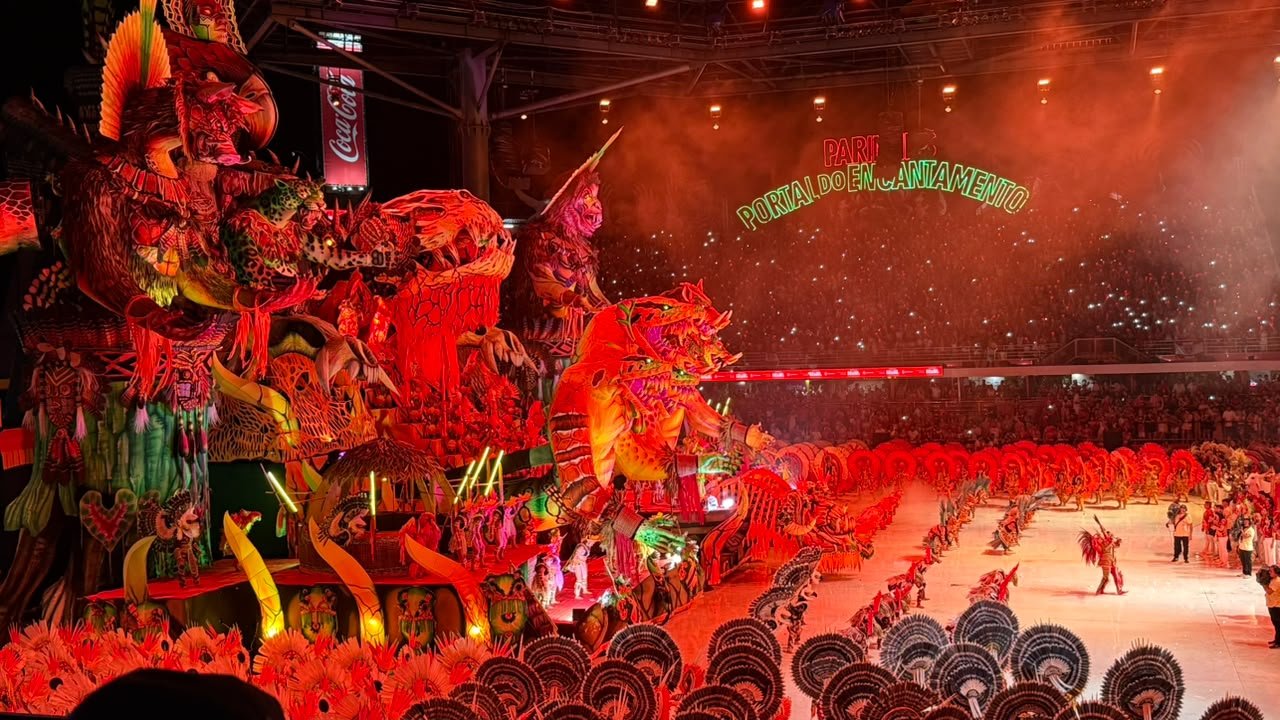 Garantido e Caprichoso duelam na noite decisiva no Festival de Parintins neste domingo