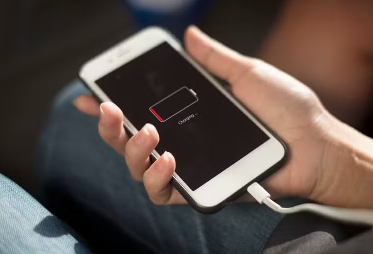 Carregador na tomada ou no celular primeiro? Especialistas revelam a ordem certa para proteger a bateria