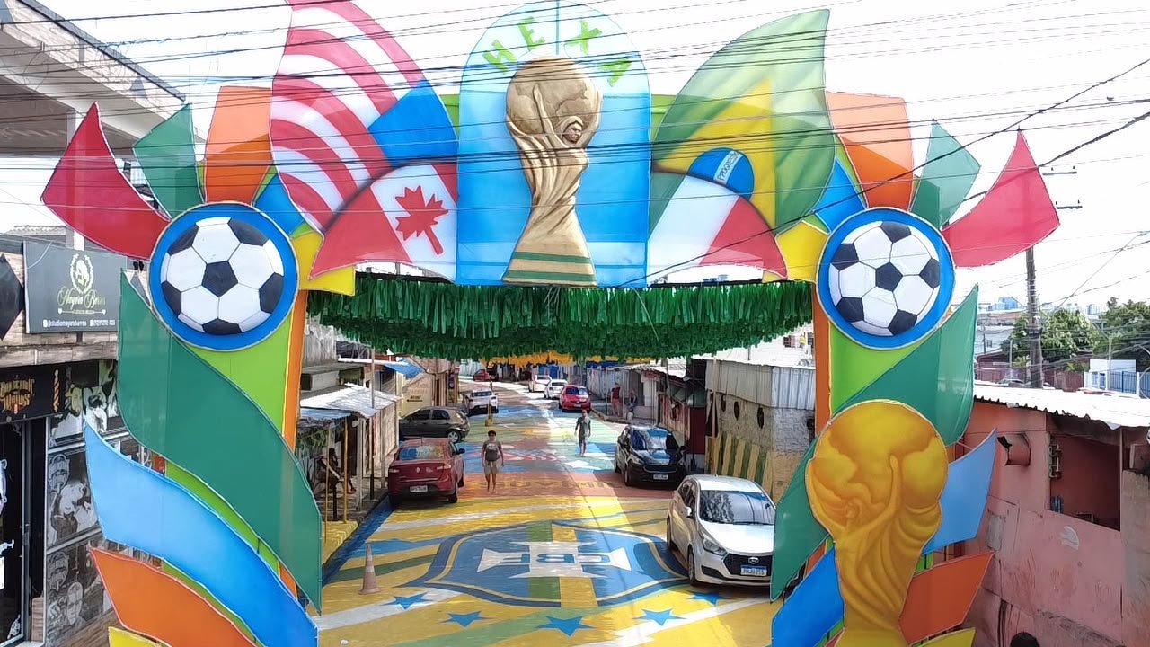 Rua Santa Isabel inaugura decoração da Copa com temática do Festival de Parintins