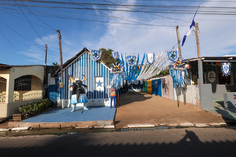 Famílias de Parintins enfeitam as ruas para receber o tradicional "Boi de Rua" do Caprichoso neste sábado