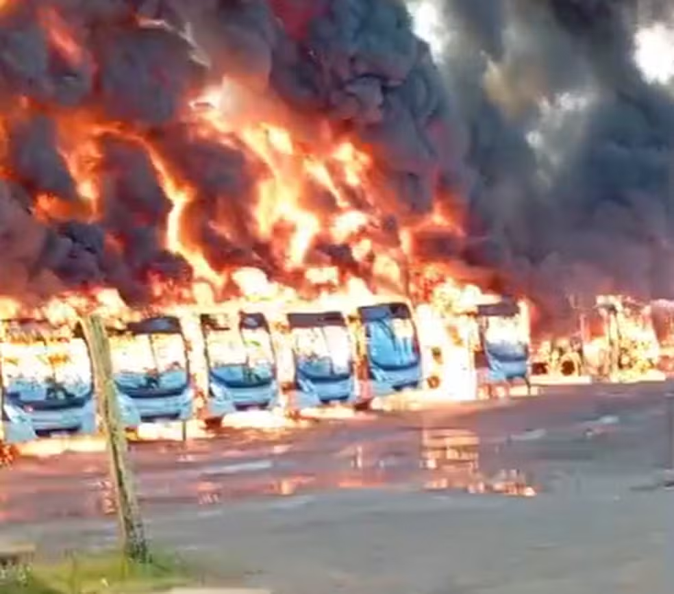 Mega incêndio destrói frota de 27 ônibus em Belo Horizonte