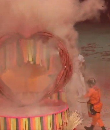 Alegoria do Garantido pega fogo na última noite do Festival de Parintins