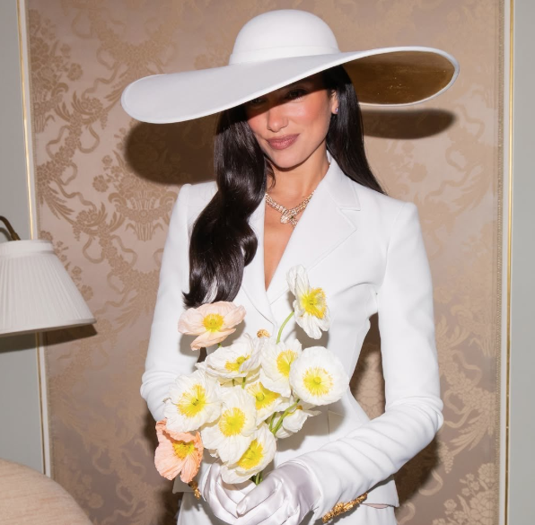 Dua Lipa compartilha fotos inéditas de casamento discreto com Callum Turner