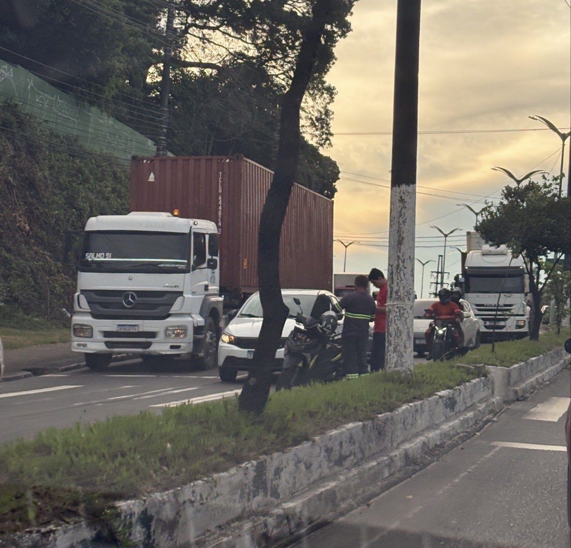 Colisão entre carro e moto trava trânsito na Avenida Rodrigo Otávio