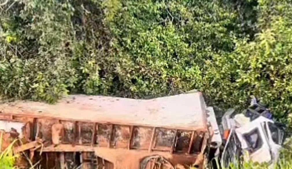 Caminhão carregado de castanha tomba na BR-319 e deixa dois mortos no Amazonas