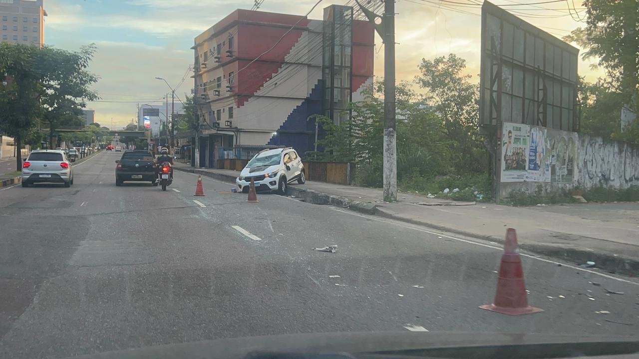 Carro capota durante acidente na Av. Djalma Batista nesta sexta-feira