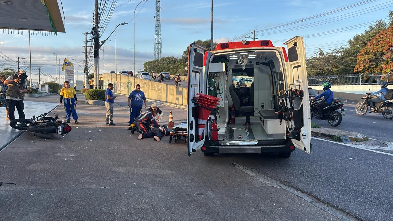 Acidente entre carro e moto deixa homem ferido na Av. Mário Ypiranga