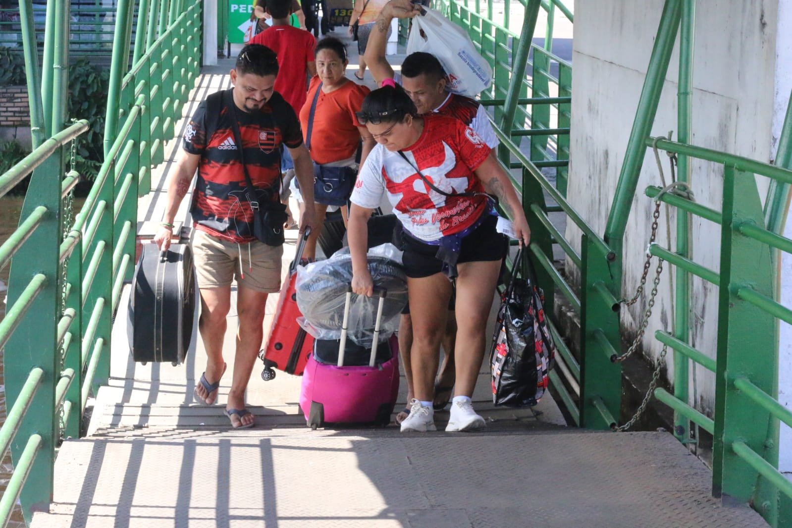 A quatro dias do festival, Porto de Manaus registra fluxo frenético rumo a Parintins