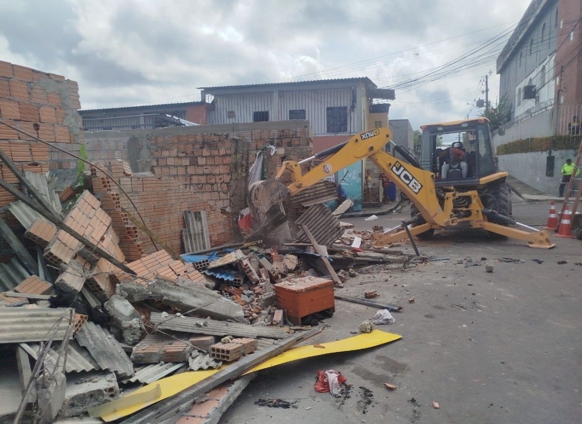Calçadas obstruídas por boxes comerciais são liberada após demolição em Manaus