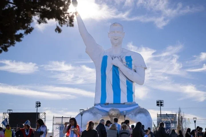 Maior o mundo: Argentina ganha estátua de Messi com altura de prédio de 8 andares