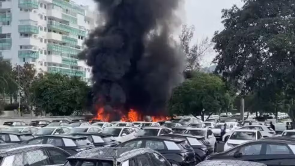 Helicópteros colidem no ar, caem sobre carros e causam explosão no RJ; 6 pessoas morreram