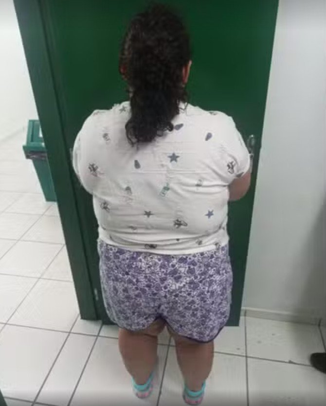 A "Órfã": Mulher de 37 anos se passa por criança e engana família por mais de um ano em SC