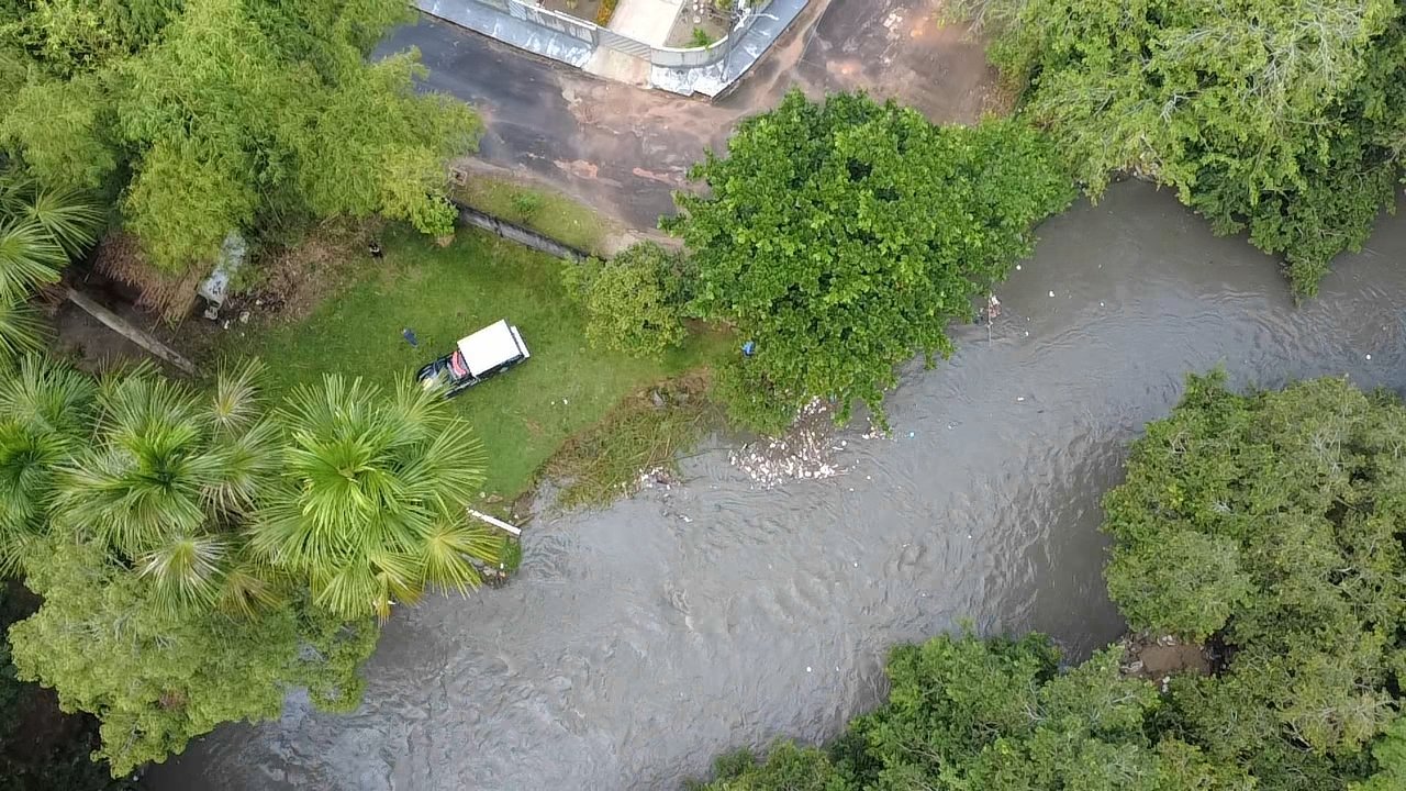 Funcionários encontram corpo boiando em igarapé na Avenida Constantino Nery