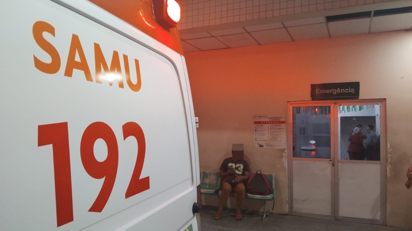 Homem é baleado por dupla em plataforma de ônibus no Ouro Verde