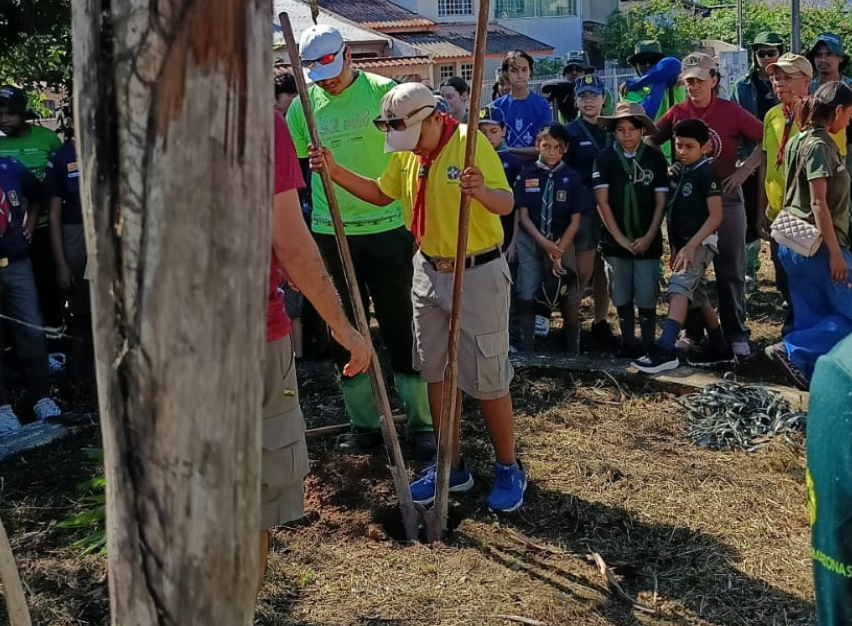 Mutirão ecológico reúne mais de 130 escoteiros para promover ações ambientais em praça de Manaus