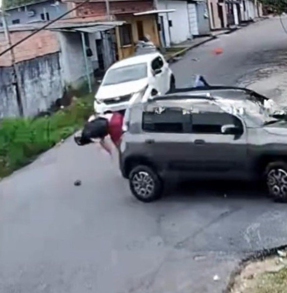 Câmeras flagram acidente grave entre carro e moto no Tancredo Neves
