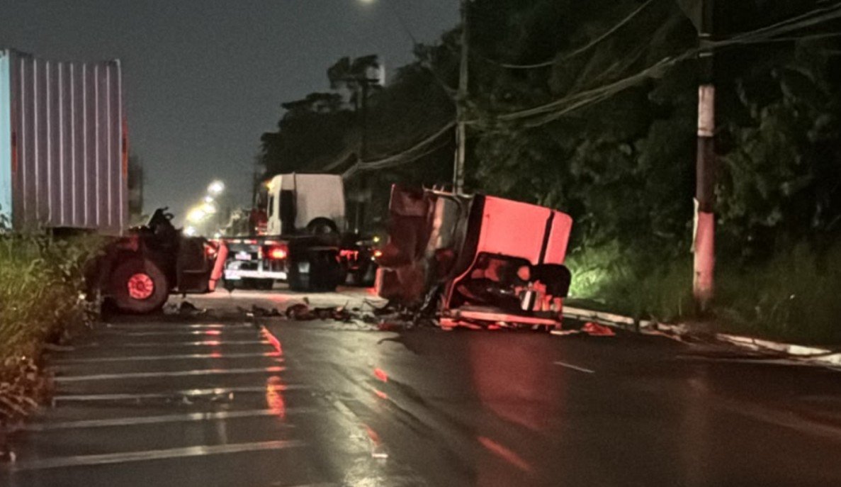Carreta atinge guincho em retorno e complica trânsito no Distrito Industrial de Manaus