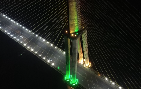 Ponte Rio Negro ganha iluminação verde e amarela em dias de jogos da Seleção
